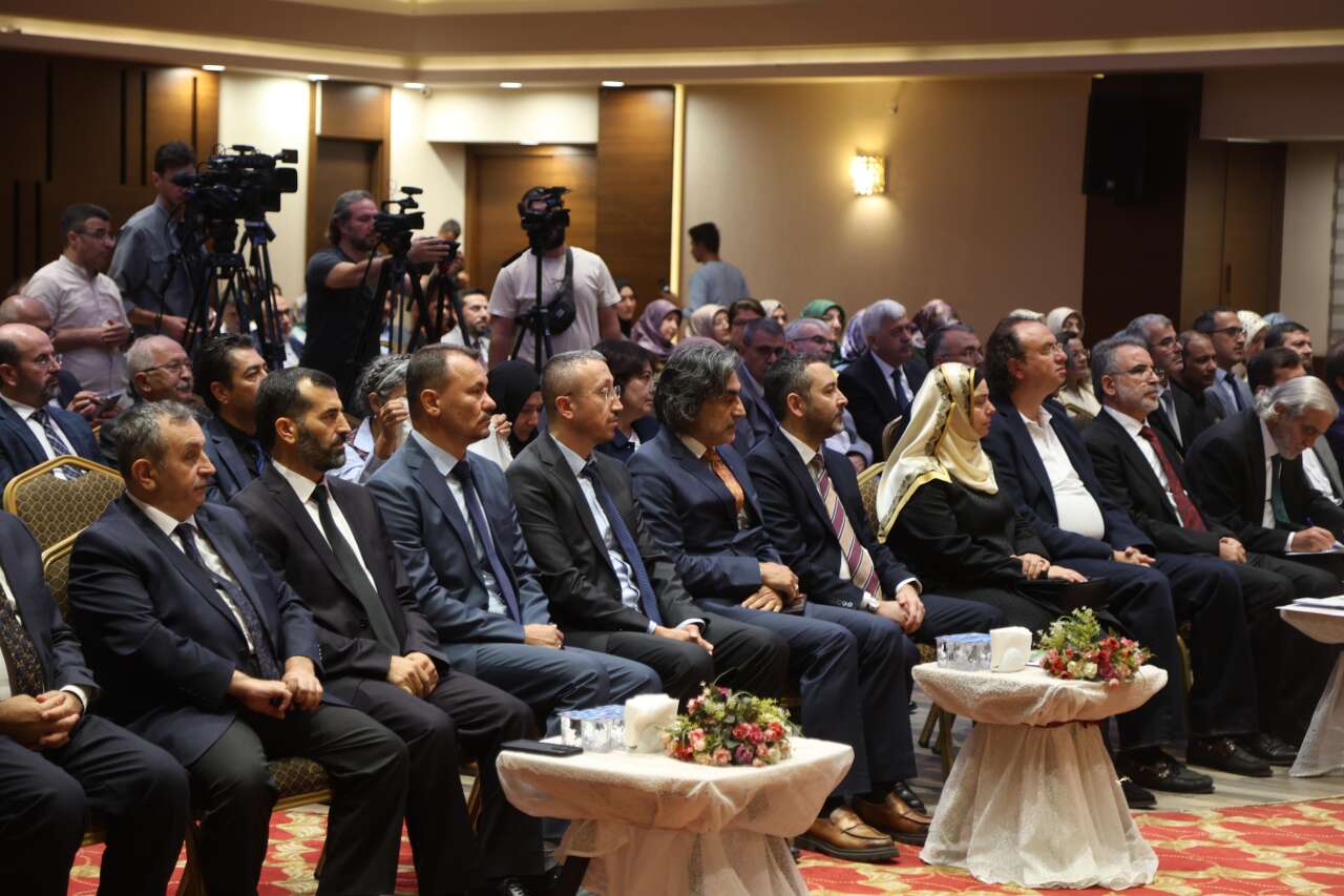 Konya’da dikkat çeken sempozyum! Bilim insanları Kur’an’daki bitkiler için buluştu 1
